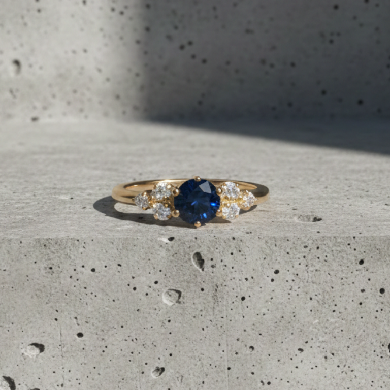 Anillo de compromiso "Paraíso azul" en ORO 18K con zafiro y diamantes